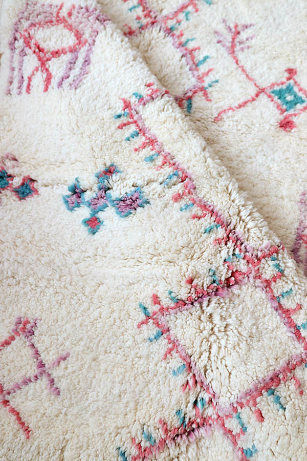 tapis marocain en laine blanche avec motif rose cozy doux baba souk