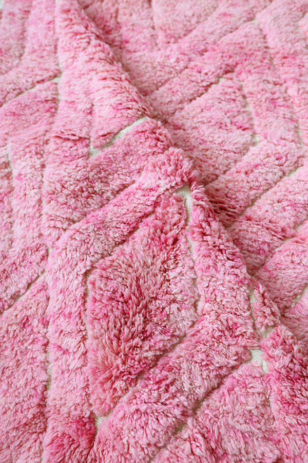 tapis en laine rose du Maroc chez Baba Souk à Montréal